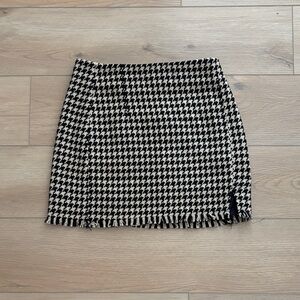 Dynamite Black and Cream Houndstooth Mini Skirt